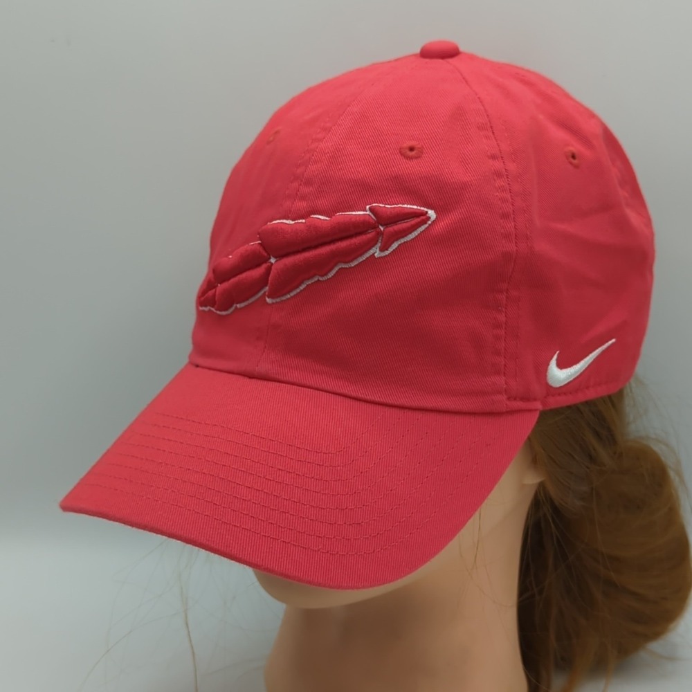 Nike Heritage86 Red Feather Arrow Strapback Hat Cap One Size Unisex Adjustable